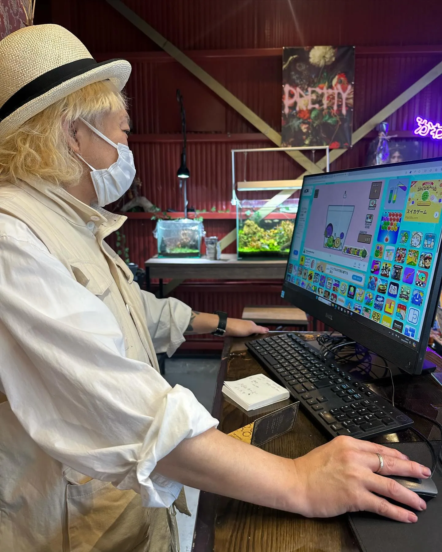 受付で何してるかと思ったらまさかのスイカゲーム🍉www