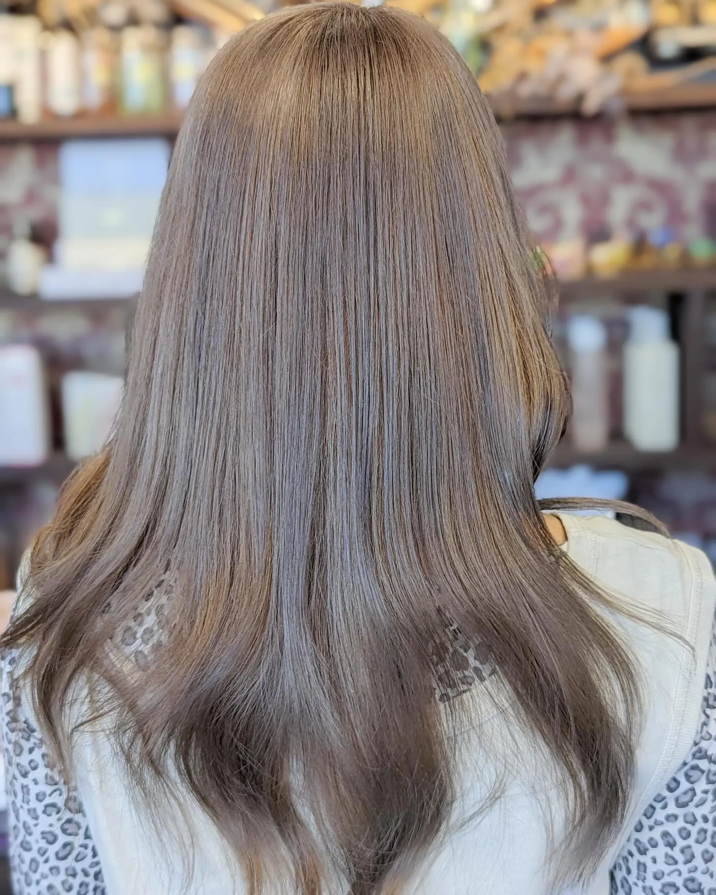 “グレージュ”